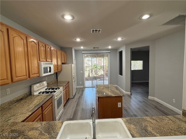 258 Bella Matese Ave, Las Vegas, NV 89183 - kitchen featuring white appliances, a sink, light wood-type flooring, baseboards, and recessed lighting