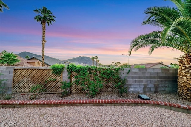 160 Coastal Pier Ct, Henderson, NV 89002 - yard at dusk featuring a mountain view