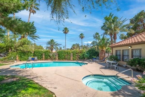 3135 S Mojave Rd Unit 113, Las Vegas, NV 89121 - community pool with a hot tub and a patio