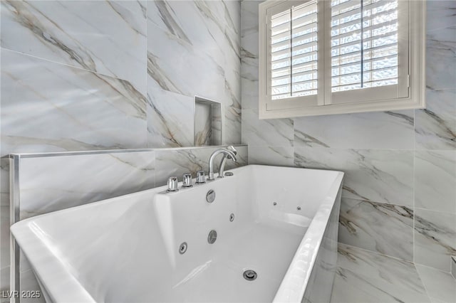 5553 Coral Gate St, Las Vegas, NV 89148 - bathroom featuring a whirlpool tub and tile walls