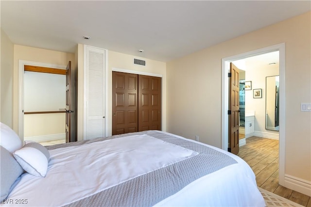 2845 Queens Courtyard Dr, Las Vegas, NV 89109 - bedroom featuring a closet, light wood-style floors, baseboards, and ensuite bath
