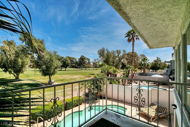 940 Vegas Valley Dr, Las Vegas, NV 89109 - balcony with view of pool and a hot tub
