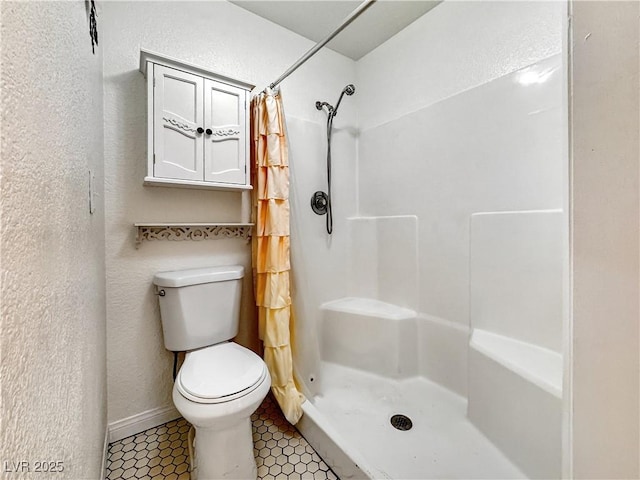 2204 Short Pine Dr, Las Vegas, NV 89108 - bathroom featuring toilet, curtained shower, and a textured wall