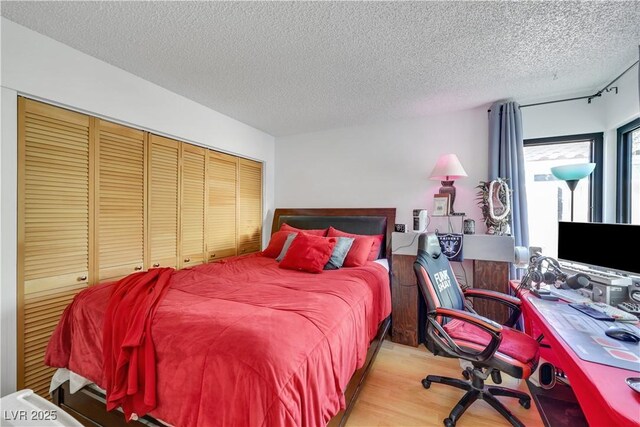 4629 Denwood Dr, Las Vegas, NV 89147 - bedroom featuring a textured ceiling, wood finished floors, an office area, and a closet