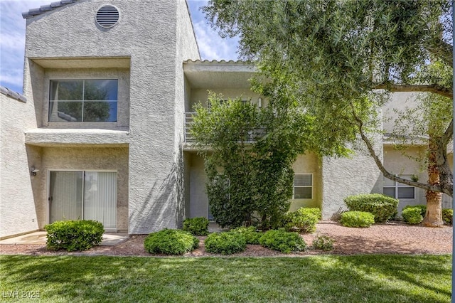 6250 W Flamingo Rd Unit 43, Las Vegas, NV 89103 - view of front facade with stucco siding and a front yard