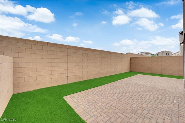 872 Pointe Arbor St, Henderson, NV 89011 - fenced backyard with a patio