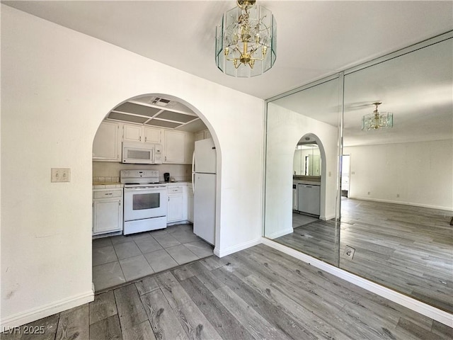 6137 W Oakey Blvd Unit A, Las Vegas, NV 89146 - kitchen with white appliances, a chandelier, wood finished floors, and open floor plan