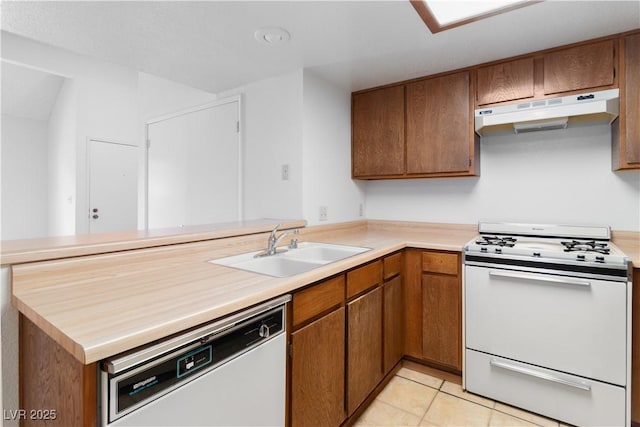 3740 Desert Marina Dr Unit 2, Laughlin, NV 89029 - kitchen with white appliances, under cabinet range hood, a sink, a peninsula, and light countertops