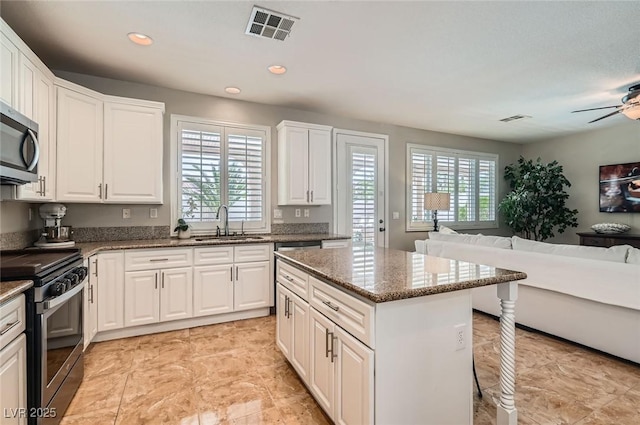 1667 Sabatini Dr, Henderson, NV 89052 - kitchen with stainless steel appliances, a sink, open floor plan, healthy amount of natural light, and recessed lighting