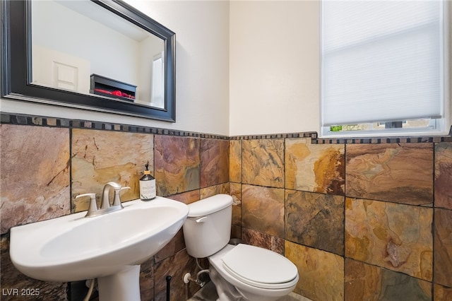 632 Monument Point St, Henderson, NV 89002 - bathroom with toilet, tile walls, and a sink