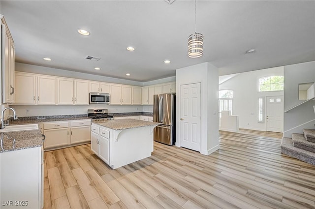 301 Lakewood Garden Dr, Las Vegas, NV 89148 - kitchen featuring stainless steel appliances, a sink, light wood-type flooring, a center island, and recessed lighting