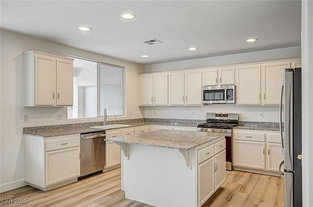 301 Lakewood Garden Dr, Las Vegas, NV 89148 - kitchen featuring appliances with stainless steel finishes, a sink, light wood-style floors, recessed lighting, and a kitchen island