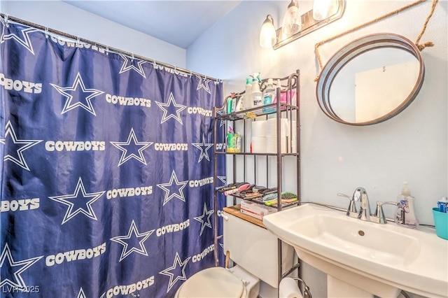 5809 Robin Ln, Las Vegas, NV 89108 - bathroom featuring toilet, curtained shower, and a sink