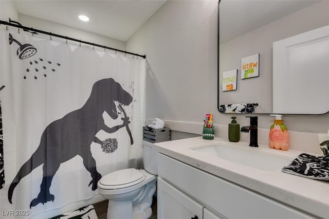 7077 Sunland Hills Ave, Las Vegas, NV 89113 - bathroom with toilet, vanity, a shower with curtain, and recessed lighting