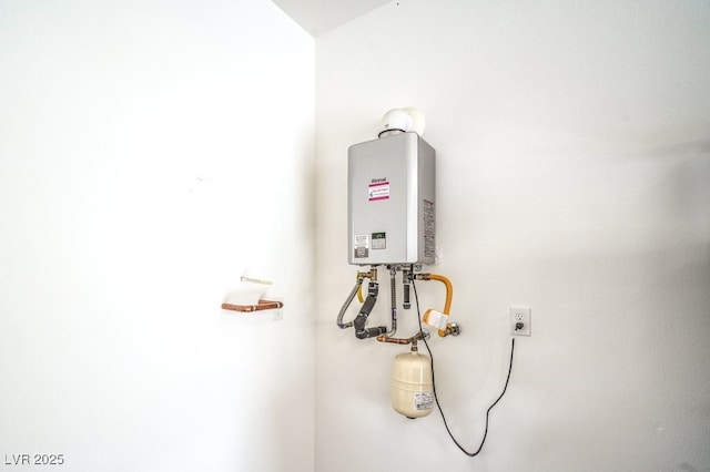 6728 Regency Ridge Ct, Las Vegas, NV 89148 - detailed view of tankless water heater