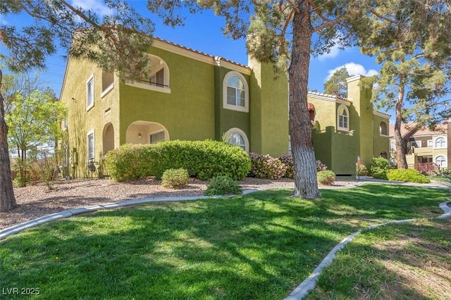 7950 W Flamingo Rd Unit 1003, Las Vegas, NV 89147 - mediterranean / spanish house featuring stucco siding and a front lawn