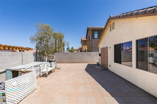 1905 Eskam St, Las Vegas, NV 89156 - fenced backyard with a patio and outdoor dining space