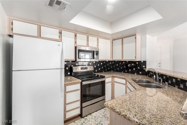 8600 W Charleston Blvd Unit 2085, Las Vegas, NV 89117 - kitchen with stainless steel appliances, a sink, tasteful backsplash, and a peninsula