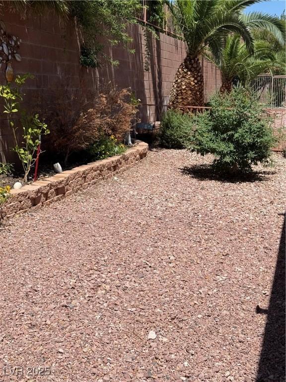 495 Edgefield Ridge Pl, Henderson, NV 89012 - view of yard