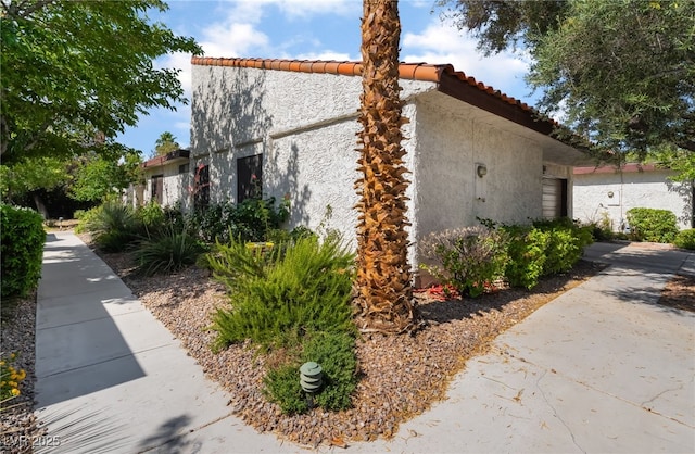 2857 San Lago Ct, Las Vegas, NV 89121 - view of side of home featuring stucco siding and a tiled roof
