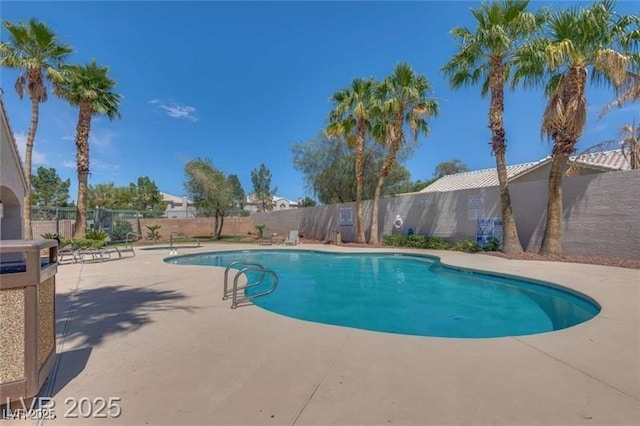 507 Satin Saddle Pl, Henderson, NV 89052 - community pool featuring a fenced backyard and a patio area