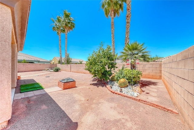 7606 Kenwood Hills Ct, Las Vegas, NV 89131 - fenced backyard with a patio area