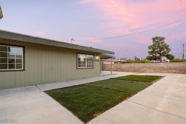 1628 Izabella Ave, Las Vegas, NV 89169 - yard at dusk with a patio