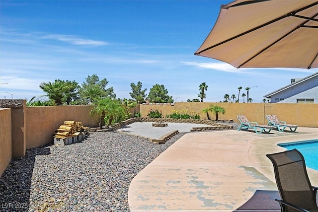 100 Crossfoot Terrace Ct, Henderson, NV 89002 - fenced backyard with a patio