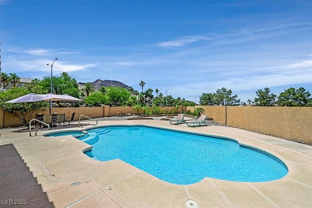 100 Crossfoot Terrace Ct, Henderson, NV 89002 - view of swimming pool featuring a fenced backyard, a patio area, and a pool with connected hot tub