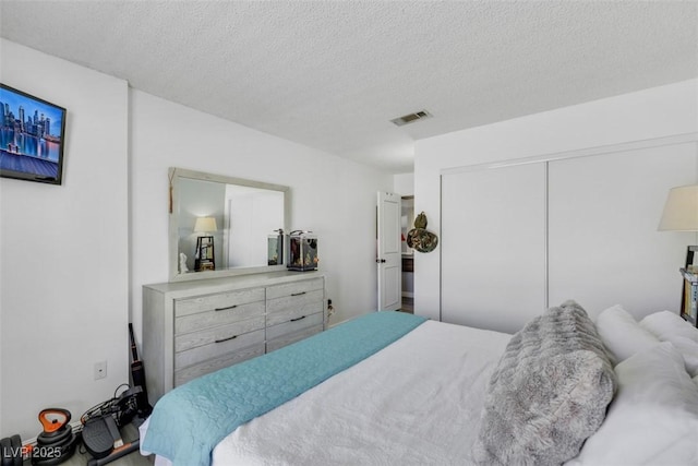 7100 Pirates Cove Rd Unit 2076, Las Vegas, NV 89145 - bedroom with a closet and a textured ceiling