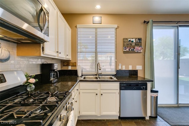 4512 Long Horse Ct, Las Vegas, NV 89147 - kitchen with stainless steel appliances, plenty of natural light, white cabinetry, tasteful backsplash, and recessed lighting