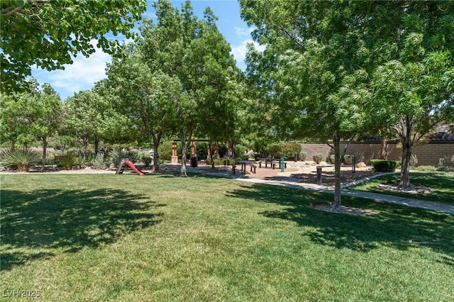 11900 Calle De Sol Dr, Las Vegas, NV 89138 - surrounding community featuring a lawn