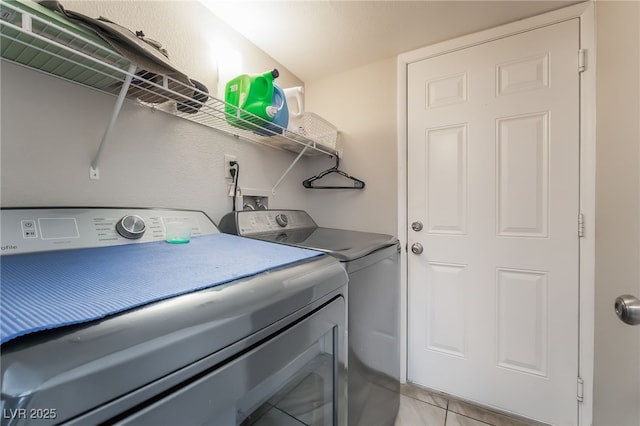 327 Fuente Dr, Henderson, NV 89014 - laundry area featuring washing machine and dryer and light tile patterned flooring