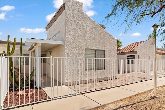 2152 High Dunes Ln, Laughlin, NV 89029 - view of side of property with stucco siding and a gate