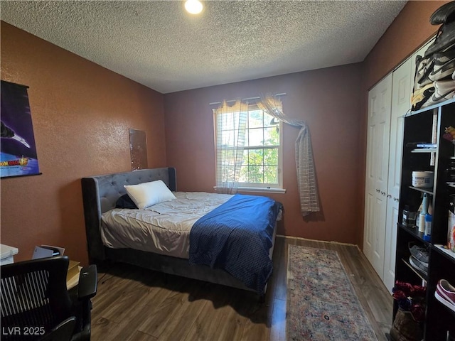 4823 El Tesoro Ave, Las Vegas, NV 89121 - bedroom with wood finished floors, a textured ceiling, and a closet