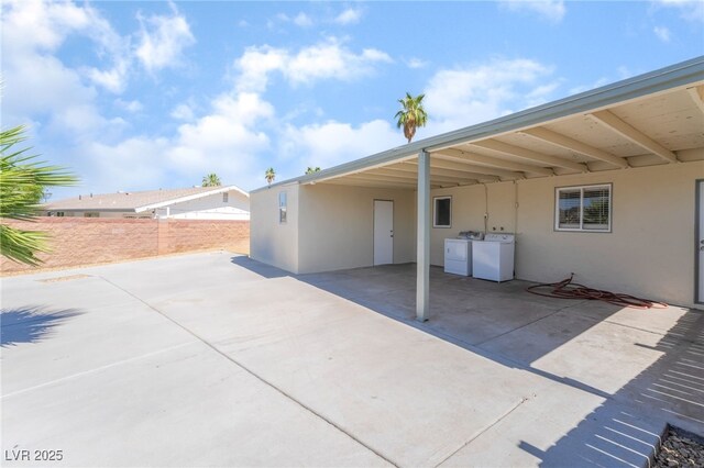 600 Berry Cir, Las Vegas, NV 89107 - view of patio featuring washer and dryer