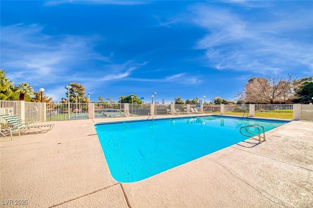 2101 Plaza Del Fuentes, Las Vegas, NV 89102 - community pool featuring a patio