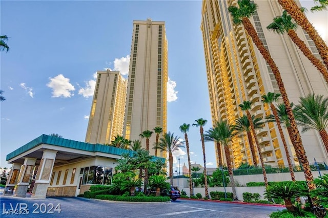 135 E Harmon Ave Unit 2116, Las Vegas, NV 89109 - view of property with uncovered parking
