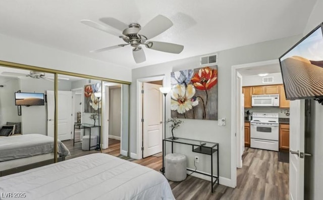 3145 E Flamingo Rd Unit 1045, Las Vegas, NV 89121 - bedroom featuring wood finished floors, a closet, and a ceiling fan