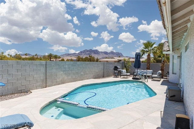 998 Hunters Run Dr, Henderson, NV 89002 - view of pool featuring a mountain view, a patio area, a fenced backyard, and a pool with connected hot tub
