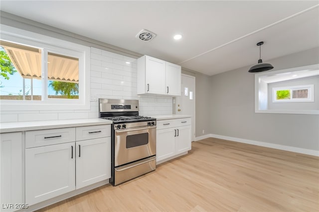 2749 Del Mar Pl, Las Vegas, NV 89169 - kitchen with gas stove, decorative backsplash, light wood-style flooring, plenty of natural light, and recessed lighting