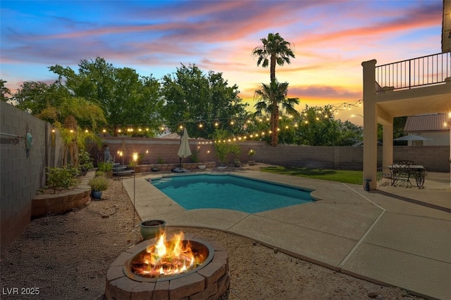 741 Wildwood Beach Ave, Henderson, NV 89052 - pool at dusk with an outdoor fire pit, a patio, and a fenced backyard