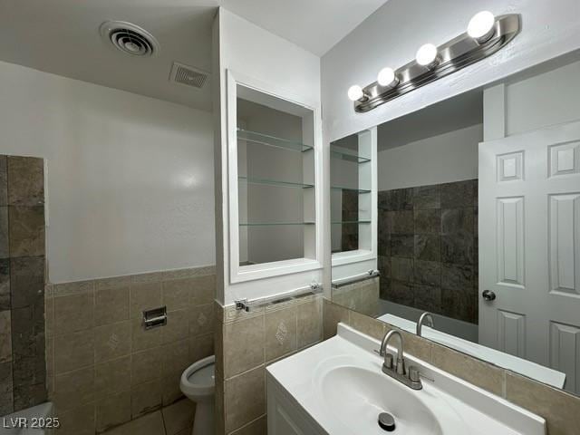 4200 Via Vaquero Ave, Las Vegas, NV 89102 - full bath featuring tile walls, vanity, tile patterned flooring, and wainscoting