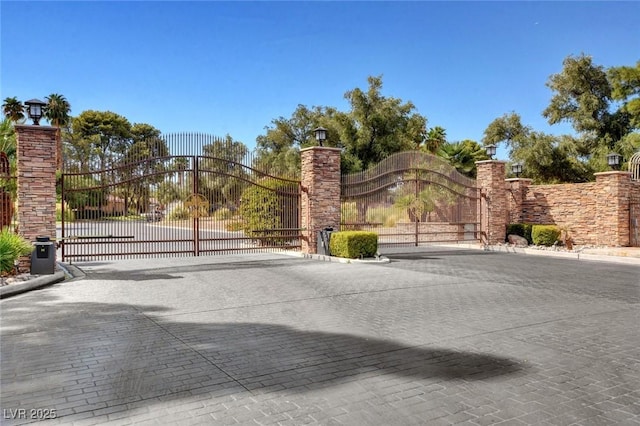 2851 Queens Courtyard Dr, Las Vegas, NV 89109 - view of gate