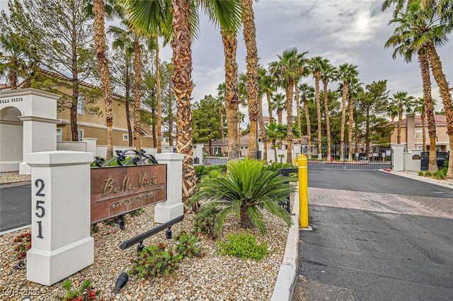 251 S Green Valley Pkwy Unit 3222, Henderson, NV 89012 - community / neighborhood sign featuring a gate and a residential view