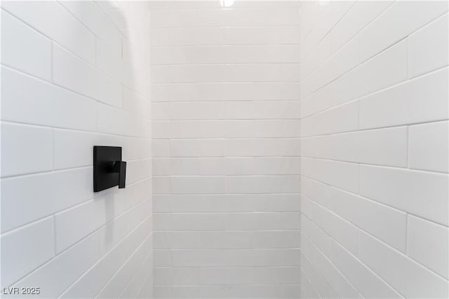 1648 J St, Las Vegas, NV 89106 - bathroom with a tile shower