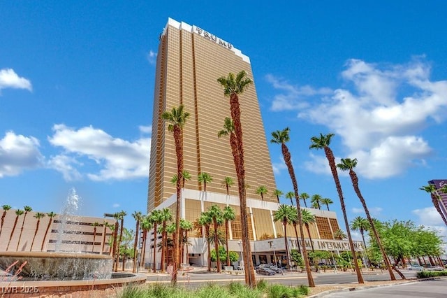 2000 N Fashion Show Dr Unit 2222, Las Vegas, NV 89109 - view of building exterior