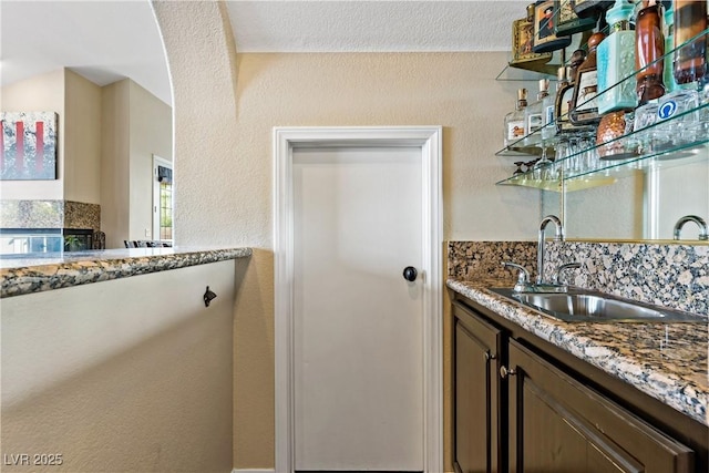 2010 Catalina Marie Ave, Henderson, NV 89074 - indoor wet bar with backsplash
