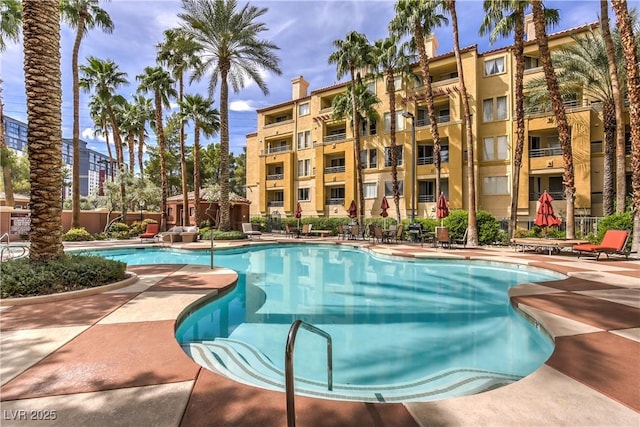 230 E Flamingo Rd Unit 203, Las Vegas, NV 89169 - community pool with a patio