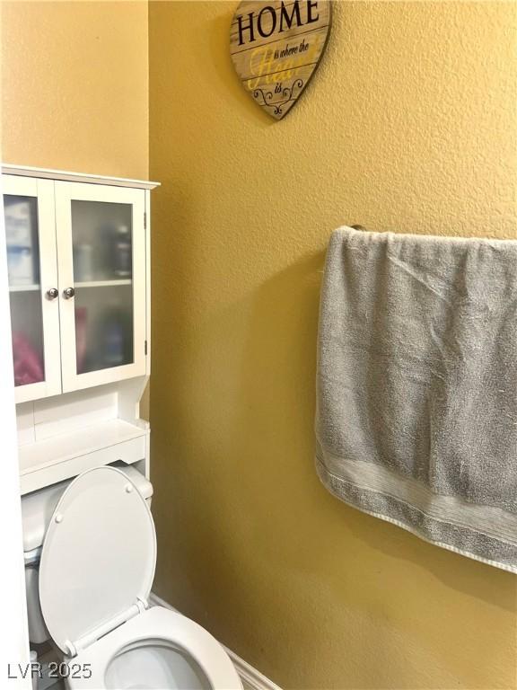 9148 Patrick Henry Ave, Las Vegas, NV 89149 - bathroom featuring a textured wall
